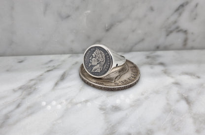 Chevalière massive pièce de monnaie 50 centimes Napoléon III en argent serti de deux saphirs (coin ring)