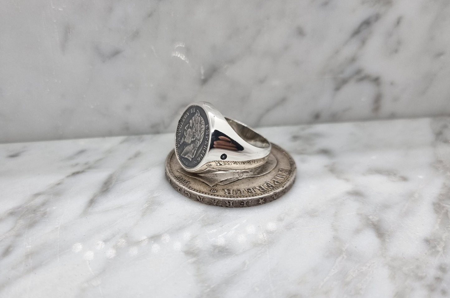 Chevalière massive pièce de monnaie 50 centimes Napoléon III en argent serti de deux saphirs (coin ring)