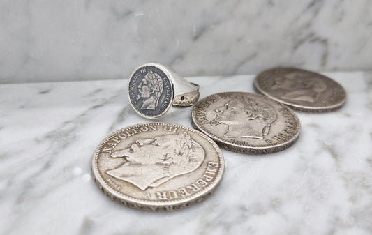 Chevalière massive pièce de monnaie 50 centimes Napoléon III en argent serti de deux saphirs (coin ring)