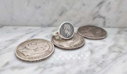 Chevalière massive pièce de monnaie 50 centimes Napoléon III en argent serti de deux saphirs (coin ring)