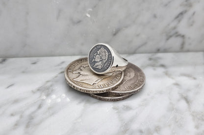 Chevalière massive pièce de monnaie 50 centimes Napoléon III en argent serti de deux saphirs (coin ring)